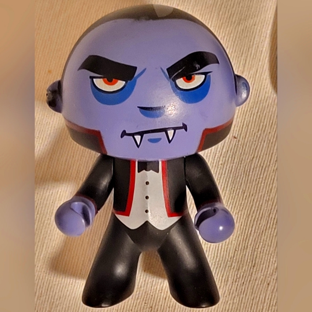Decorative & collectible pre-owned figure of Papi Draculum from Djeco, Arty toys